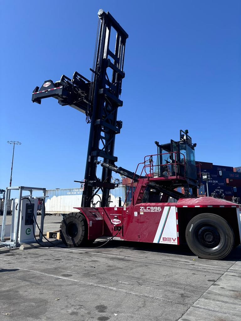 Port electrification - charging an electric  top handler